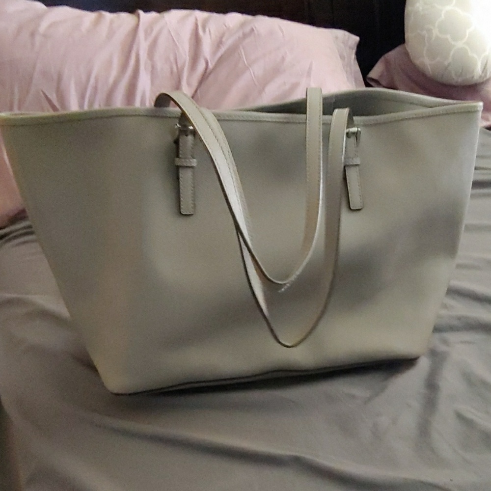 Michael Kors 👛 - Picture 2 of 5